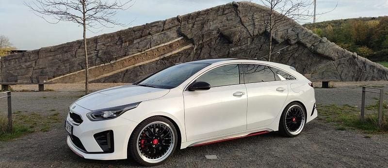 Weiß Gebraucht 2019 Kia ProCeed GT GT Kleinwagen | 22.300 € (Etwas zu teuer) - Bild 1/4