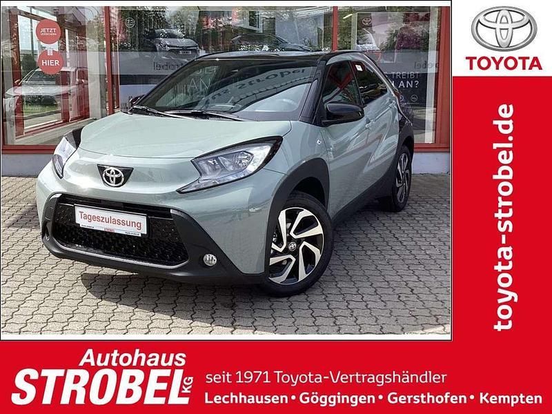 Urban khaki / night sky black Neu 2025 Toyota Aygo Kleinwagen | 18.380 € - Bild 1/4