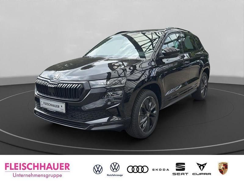 Schwarz Neu 2025 Skoda Karoq SportLine SUV | 43.670 € (Teuer) - Bild 1/4