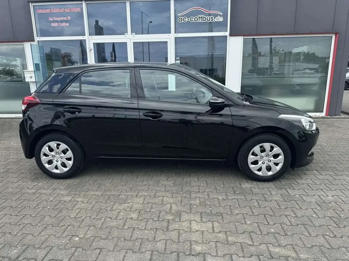 Gebraucht Hyundai i20 Select 84 PS (61 kW) 2016 Phantom black Kleinwagen