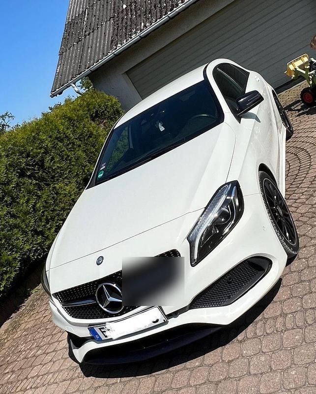 Weiß Gebraucht 2016 Mercedes A180 AMG line Limousine | 9.990 € (Guter Preis) - Bild 1/4