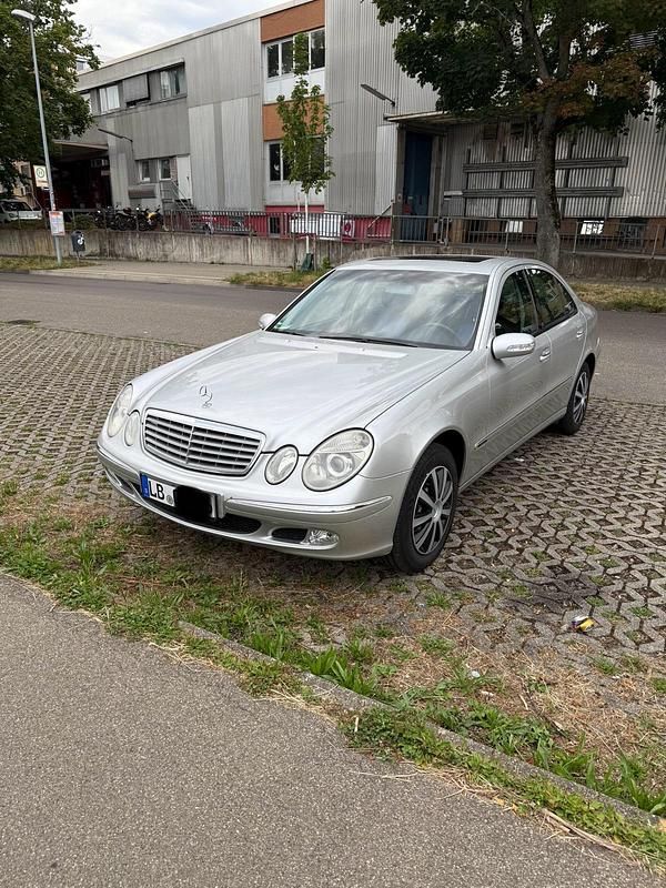 Silber Gebraucht 2003 Mercedes E270 Elegance Limousine | 2.300 € (Superpreis) - Bild 1/4