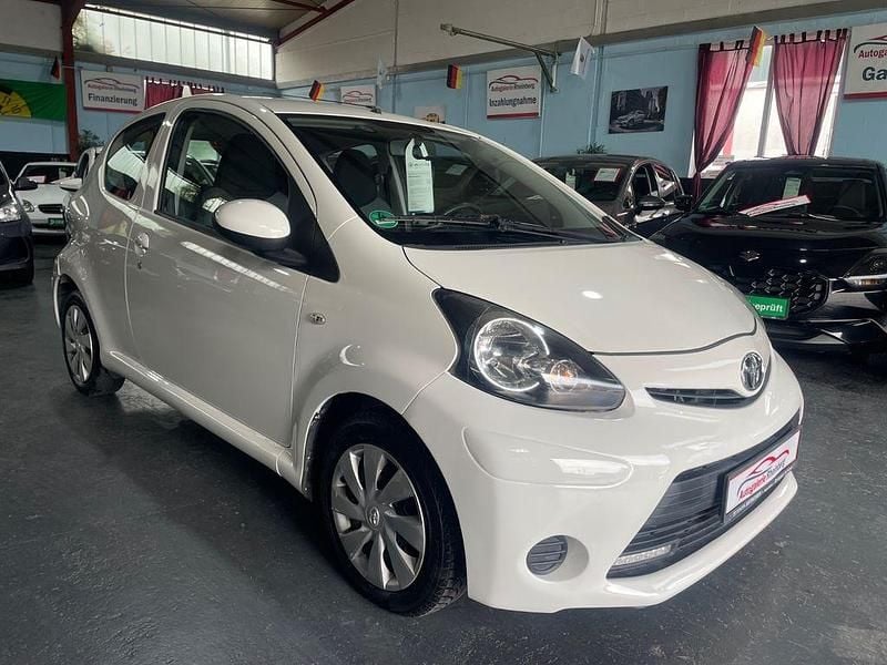 Gebraucht Toyota Aygo 68 PS (50 kW) 2012 Weiß Kleinwagen