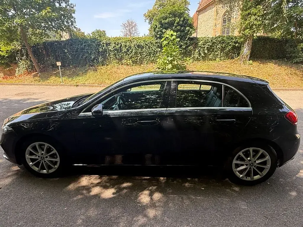 Gebraucht Mercedes A180 116 PS (85 kW) 2018 Schwarz Limousine
