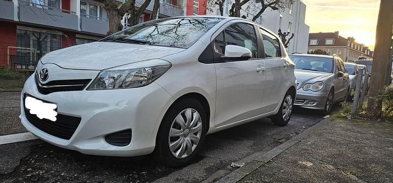 Gebraucht Toyota Yaris 99 PS (72 kW) 2013 Weiß Kleinwagen