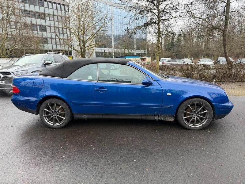 Gebraucht Mercedes CLK320 Elegance 218 PS (160 kW) 1999 Blau Cabrio