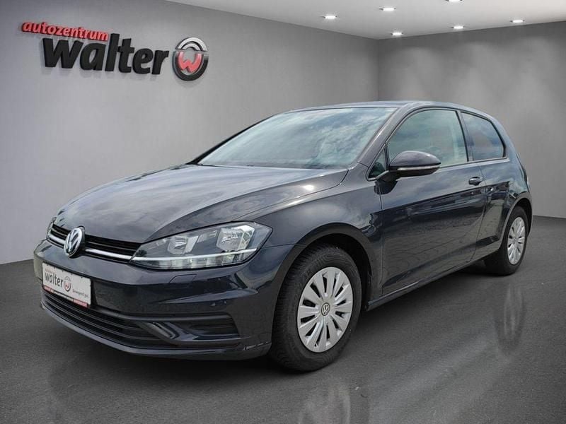 Gebraucht VW Golf VII Trendline 110 PS (80 kW) 2018 Grau Limousine