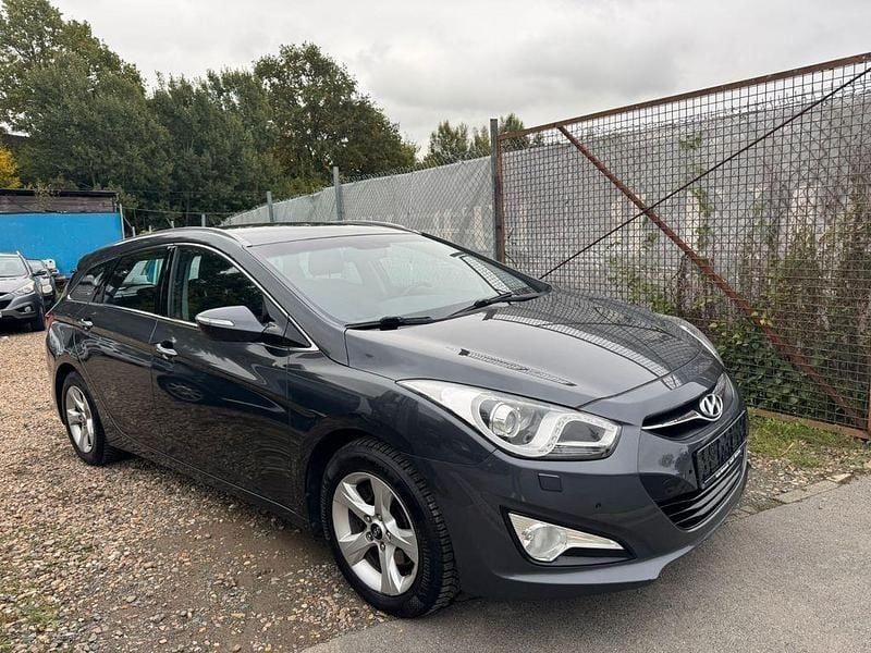 Grau Gebraucht 2012 Hyundai i40 Edition Kombi | 5.900 € (Fairer Preis) - Bild 1/4