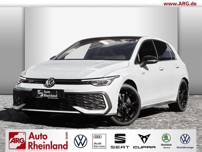 Crystal ice blue metallic Neu 2025 VW Golf VIII Comfortline Limousine | 49.990 € (Teuer) - Bild 1/4