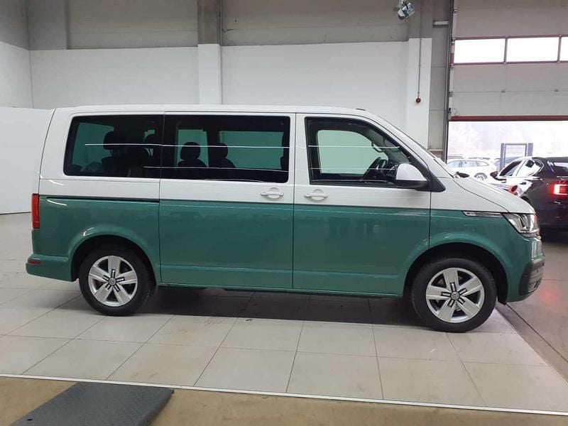 Gebraucht VW Multivan Comfortline 150 PS (110 kW) 2021 Candyweiß/bay leaf green metallic Van