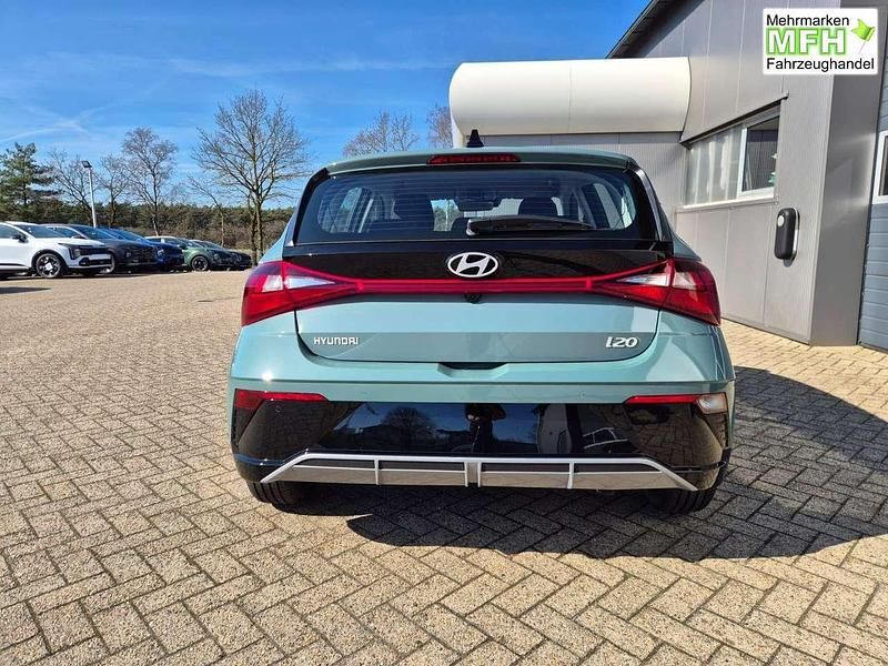 Neu Hyundai i20 90 PS (66 kW) 2026 Mangrove green Kleinwagen