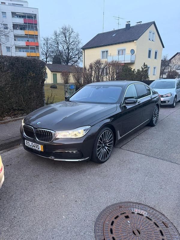 Braun Gebraucht 2017 BMW 750 Limousine | 28.000 € (Fairer Preis) - Bild 1/4