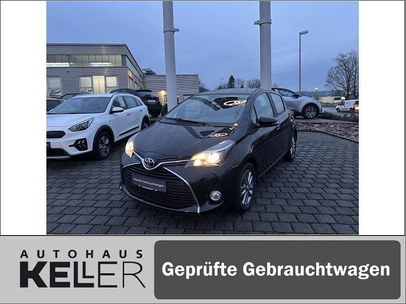 Gebraucht Toyota Yaris Basis 99 PS (72 kW) 2016 Mysticschwarz mica Limousine