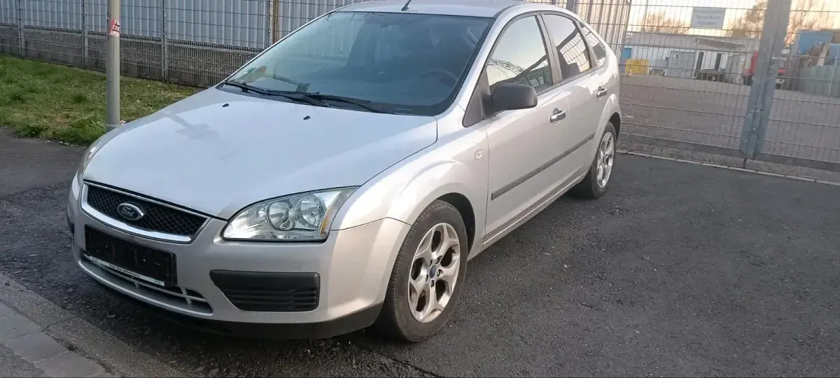 Gebraucht Ford Focus 100 PS (73 kW) 2004 Silber Limousine