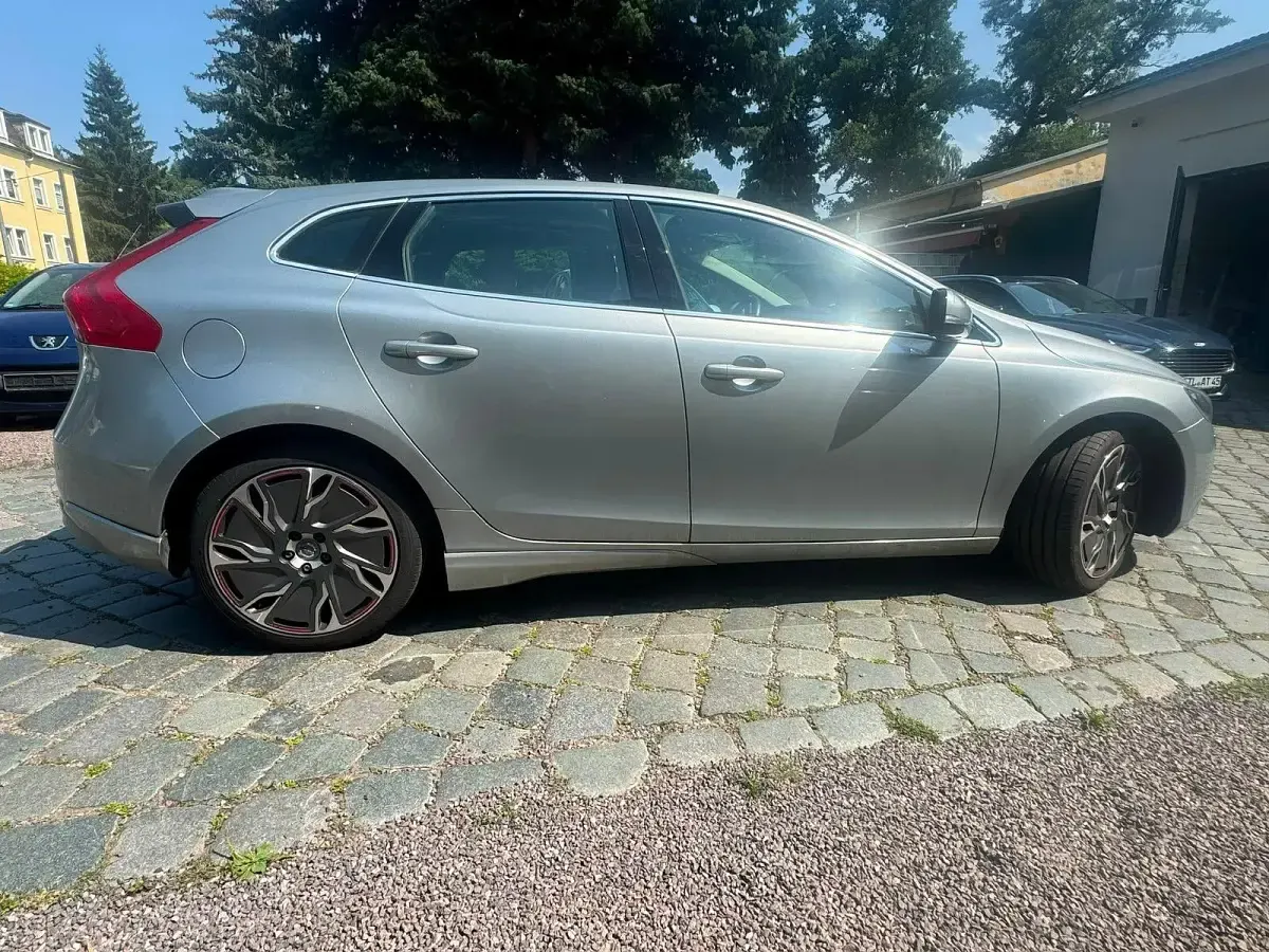 Gebraucht Volvo V40 Momentum 150 PS (110 kW) 2012 Silber Kleinwagen