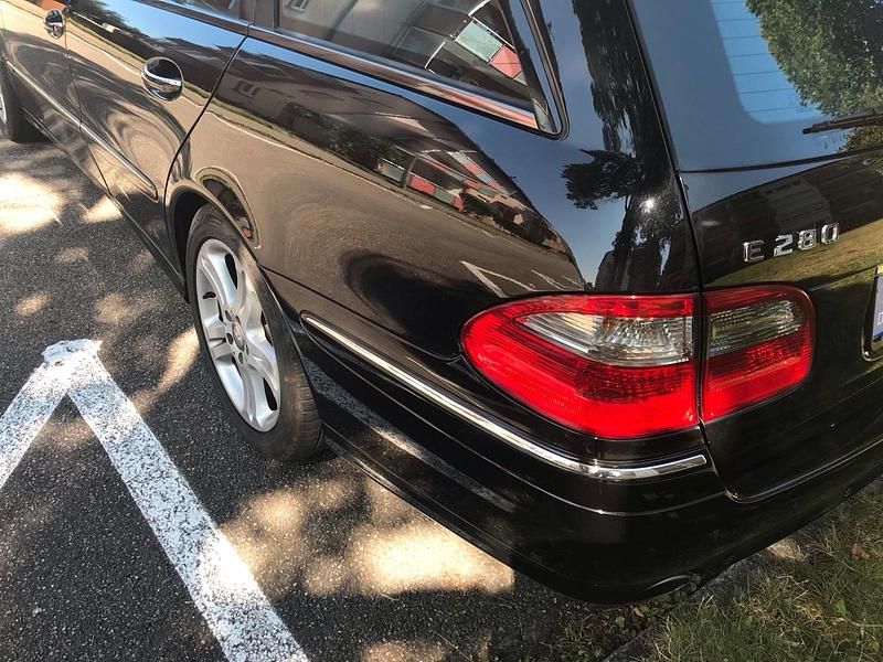 Schwarz Gebraucht 2007 Mercedes E280 Avantgarde Limousine | 3.300 € (Fairer Preis) - Bild 1/4