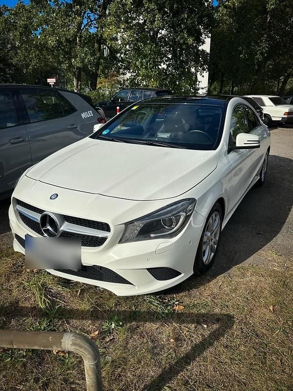 Weiß Gebraucht 2013 Mercedes CLA200 Limousine | 8.500 € (Etwas zu teuer) - Bild 1/4