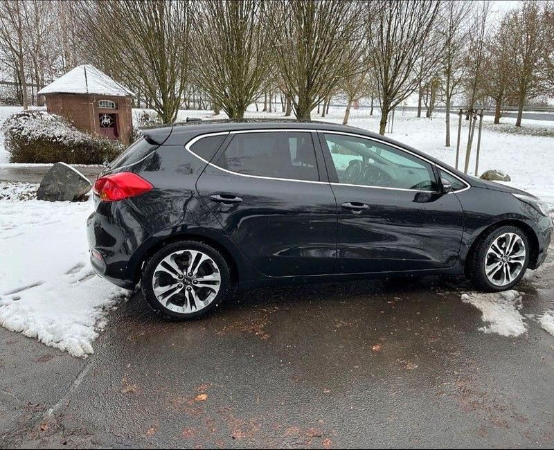 Gebraucht Kia Ceed Spirit 128 PS (94 kW) 2015 Schwarz Kleinwagen