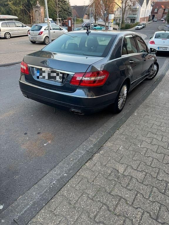 Gebraucht Mercedes E250 204 PS (150 kW) 2012 Grau Limousine