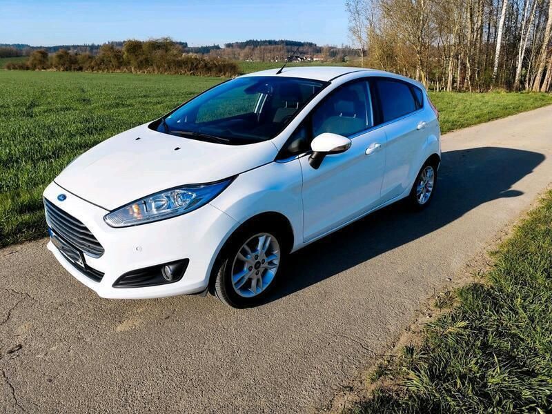 Weiß Gebraucht 2017 Ford Fiesta Titanium Kleinwagen | 6.600 € (Superpreis) - Bild 1/4
