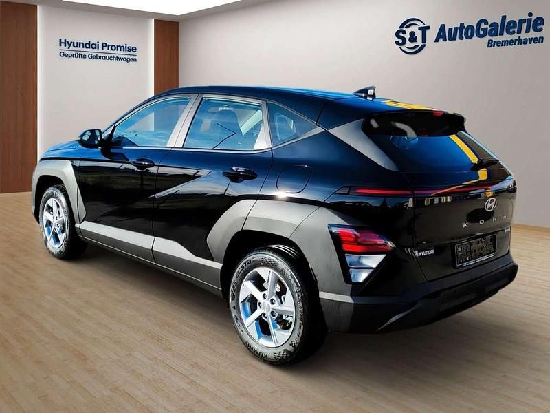 Gebraucht Hyundai Kona Select 139 PS (102 kW) 2025 Abyss black SUV