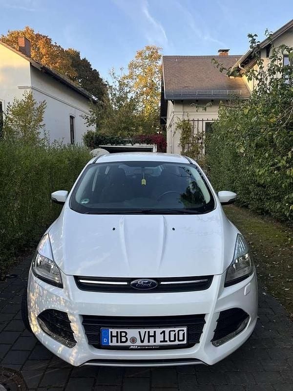 Weiß Gebraucht 2015 Ford Kuga Trend SUV | 9.800 € (Fairer Preis) - Bild 1/4