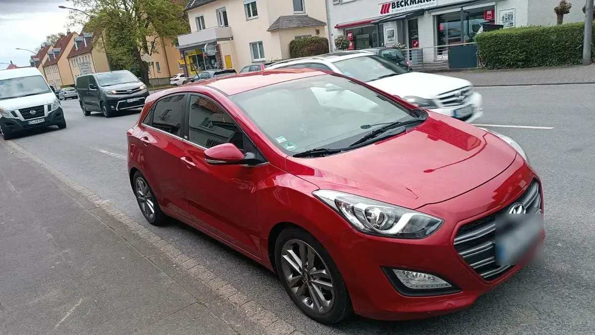 Gebraucht Hyundai i30 Passion 135 PS (99 kW) 2016 Rot Limousine