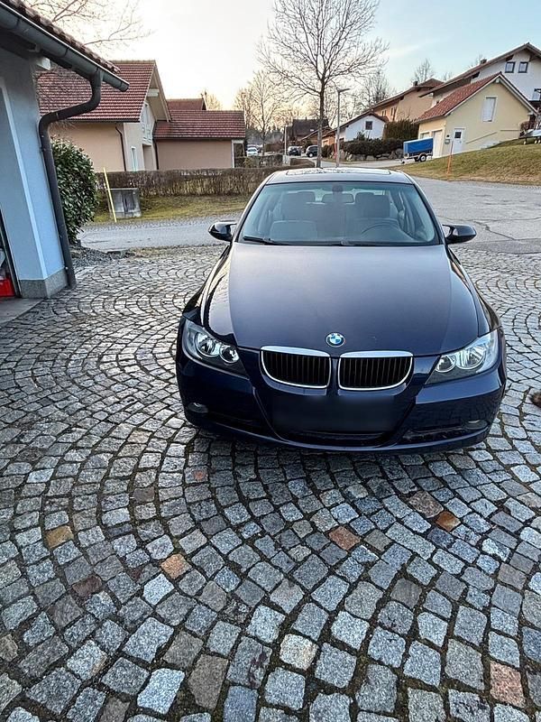 Gebraucht BMW 318 129 PS (94 kW) 2007 Blau Limousine