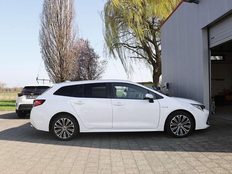 Gebraucht Toyota Corolla Basis 122 PS (89 kW) 2019 Schneeweiß Limousine