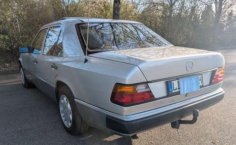 Second-hand Mercedes E230 132 CP (97 kW) 1991 Argintiu Berlinǎ