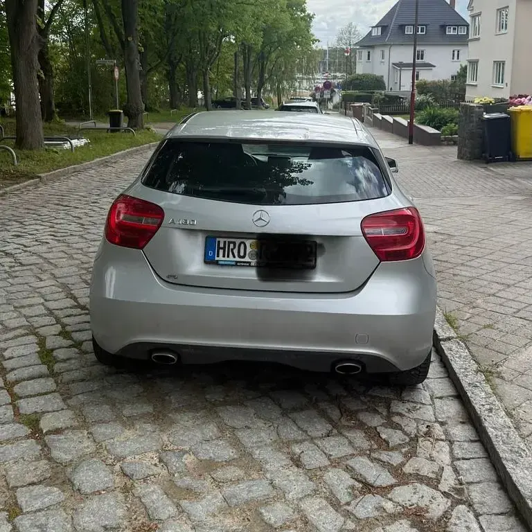 Używany Mercedes A180 122 KM (89 kW) 2012 Srebrny Sedan/Limuzyna