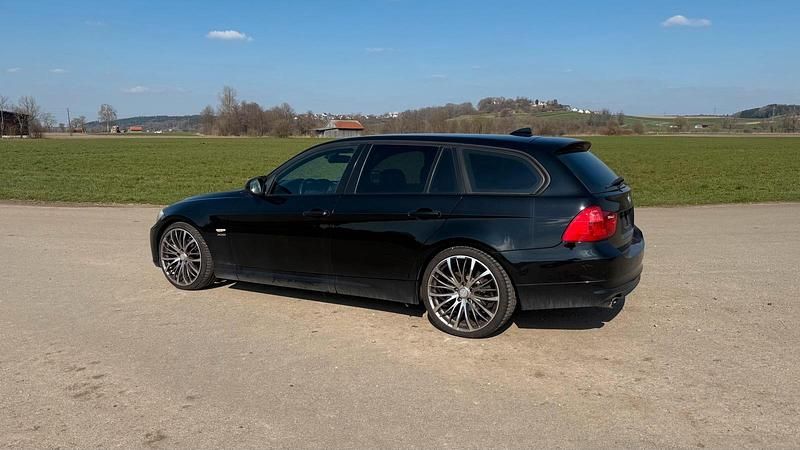Gebraucht BMW 320 184 PS (135 kW) 2011 Schwarz Kombi