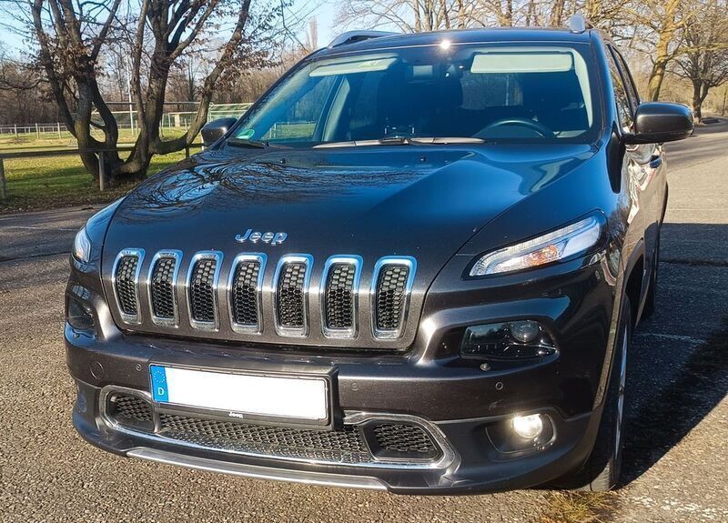 Grau Gebraucht 2015 Jeep Cherokee Limited SUV | 18.990 € (Etwas zu teuer) - Bild 1/4