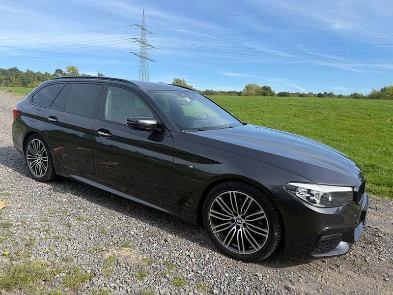 Grau Gebraucht 2018 BMW 520 M Sport Kombi | 15.450 € (Fairer Preis) - Bild 1/4