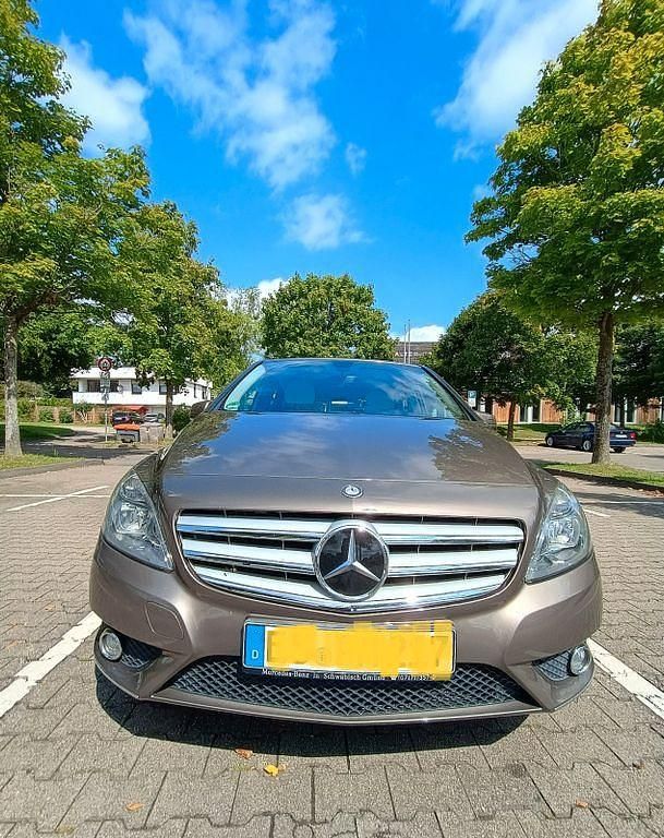 Grau Gebraucht 2013 Mercedes B180 Van / Kleinbus | 9.500 € (Guter Preis) - Bild 1/4