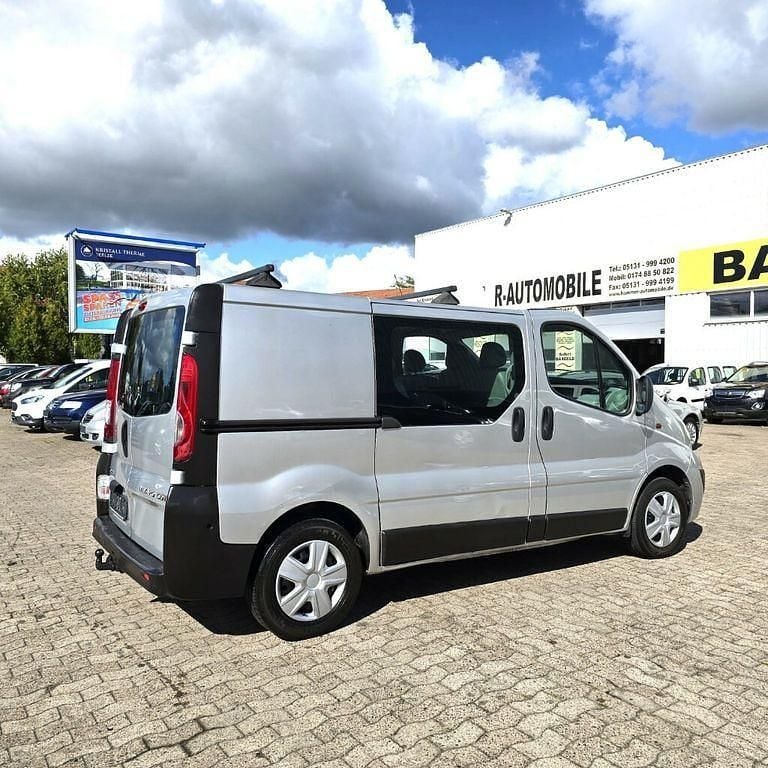Gebraucht Opel Vivaro 114 PS (83 kW) 2010 Schwarz metallic Van / Kleinbus