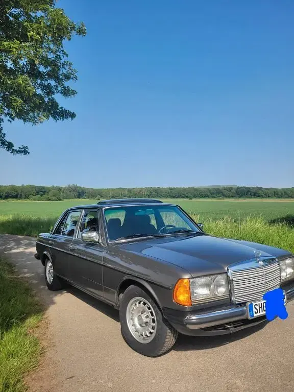 Używany Mercedes E230 136 KM (100 kW) 1983 Szary Sedan/Limuzyna