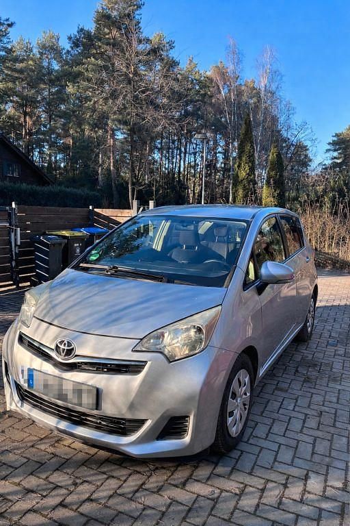 Gebraucht Toyota Verso-S 90 PS (66 kW) 2013 Silber Van / Kleinbus