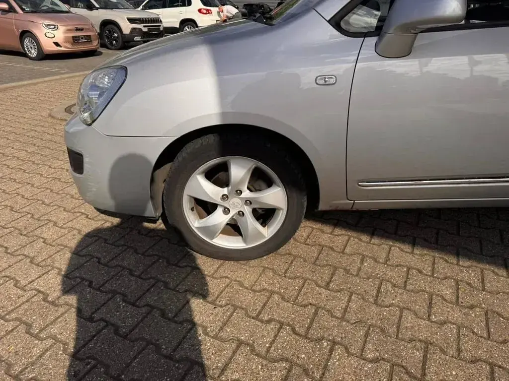 Gebraucht Kia Carens EX 140 PS (102 kW) 2009 Silber Van / Kleinbus