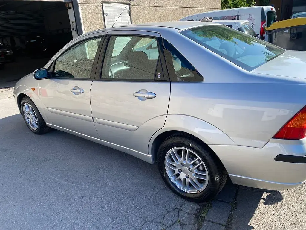 Gebraucht Ford Focus Ghia 101 PS (74 kW) 2001 Silber Limousine