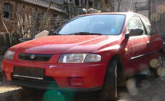 Gebraucht Mazda 323 73 PS (53 kW) 1997 Rot Kleinwagen