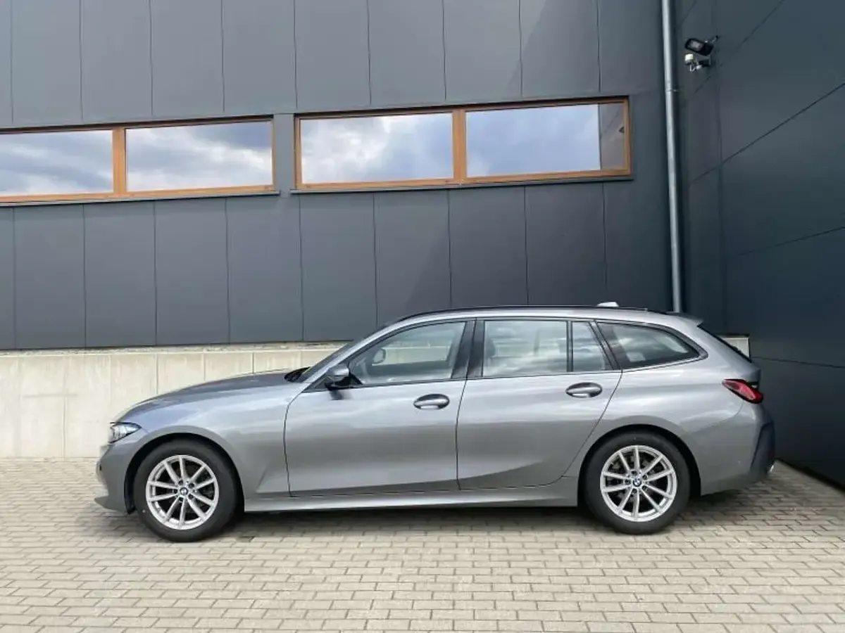 Gebraucht BMW 318 156 PS (114 kW) 2025 Grau Kombi