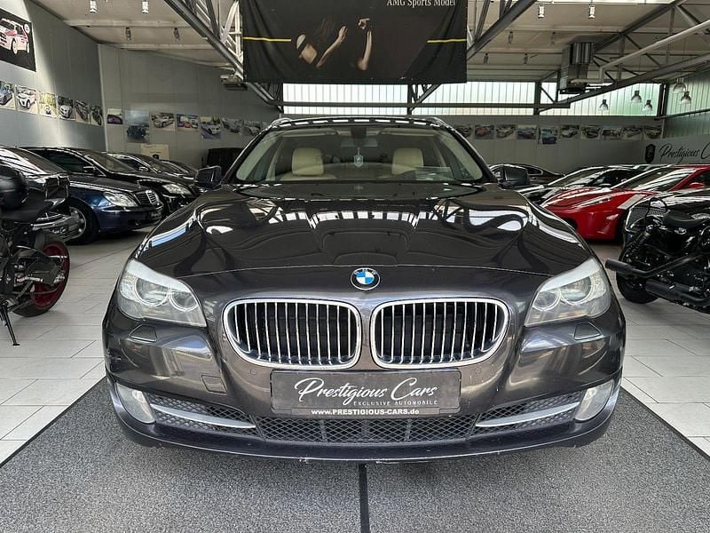 Grau Gebraucht 2013 BMW 525 Sport Line Kombi | 6.549 € (Superpreis) - Bild 1/4