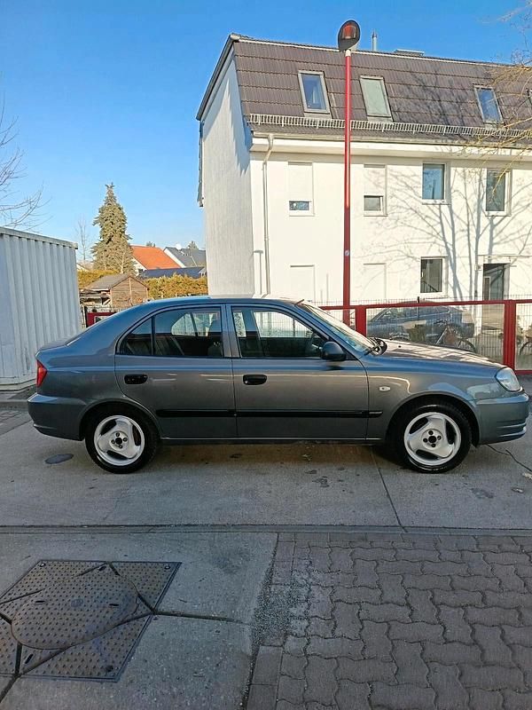 Second-hand Hyundai Accent 85 CP (62 kW) 2004 Gri Break