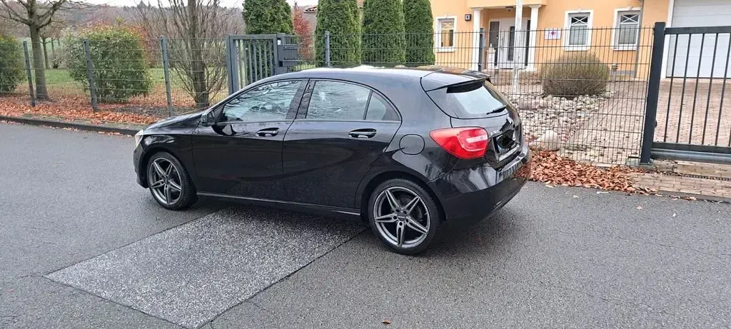 Gebraucht Mercedes A180 109 PS (80 kW) 2012 Schwarz Limousine