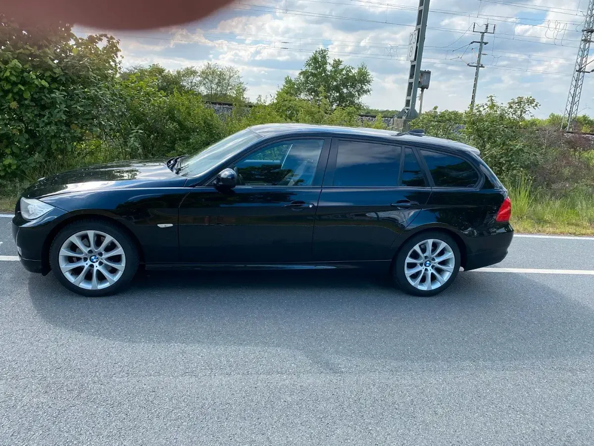 Gebraucht BMW 318 143 PS (105 kW) 2011 Schwarz Kombi