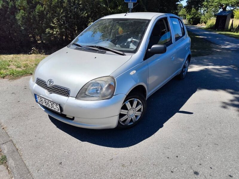 Silber Gebraucht 2000 Toyota Yaris Sol Limousine | 1.190 € (Fairer Preis) - Bild 1/4