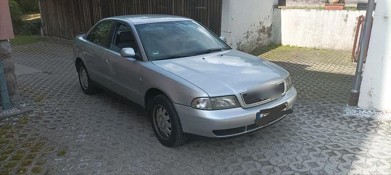 Silber Gebraucht 1998 Audi A4 Limousine | 400 € (Superpreis) - Bild 1/3