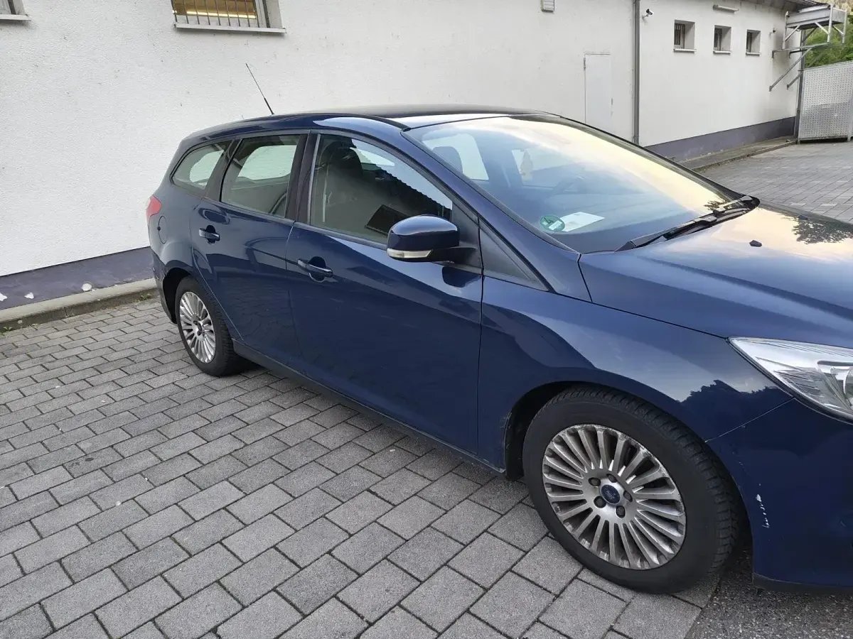 Gebraucht Ford Focus 105 PS (77 kW) 2014 Blau Kombi