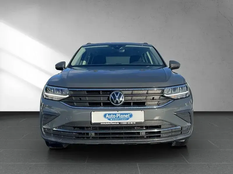 Gebraucht VW Tiguan Life 131 PS (96 kW) 2021 Delfingrau metallic (metallic) SUV